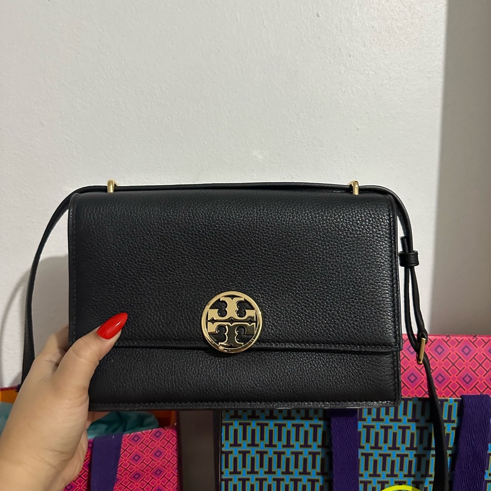 LIMITED EDITION SHOULDER BAG - TORY BURCH 
Black Leather Crossbody Bag - Picture 3 of 9